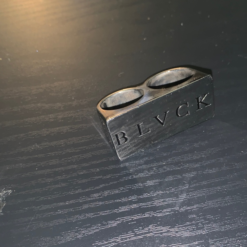 Black scale 2 finger Ring